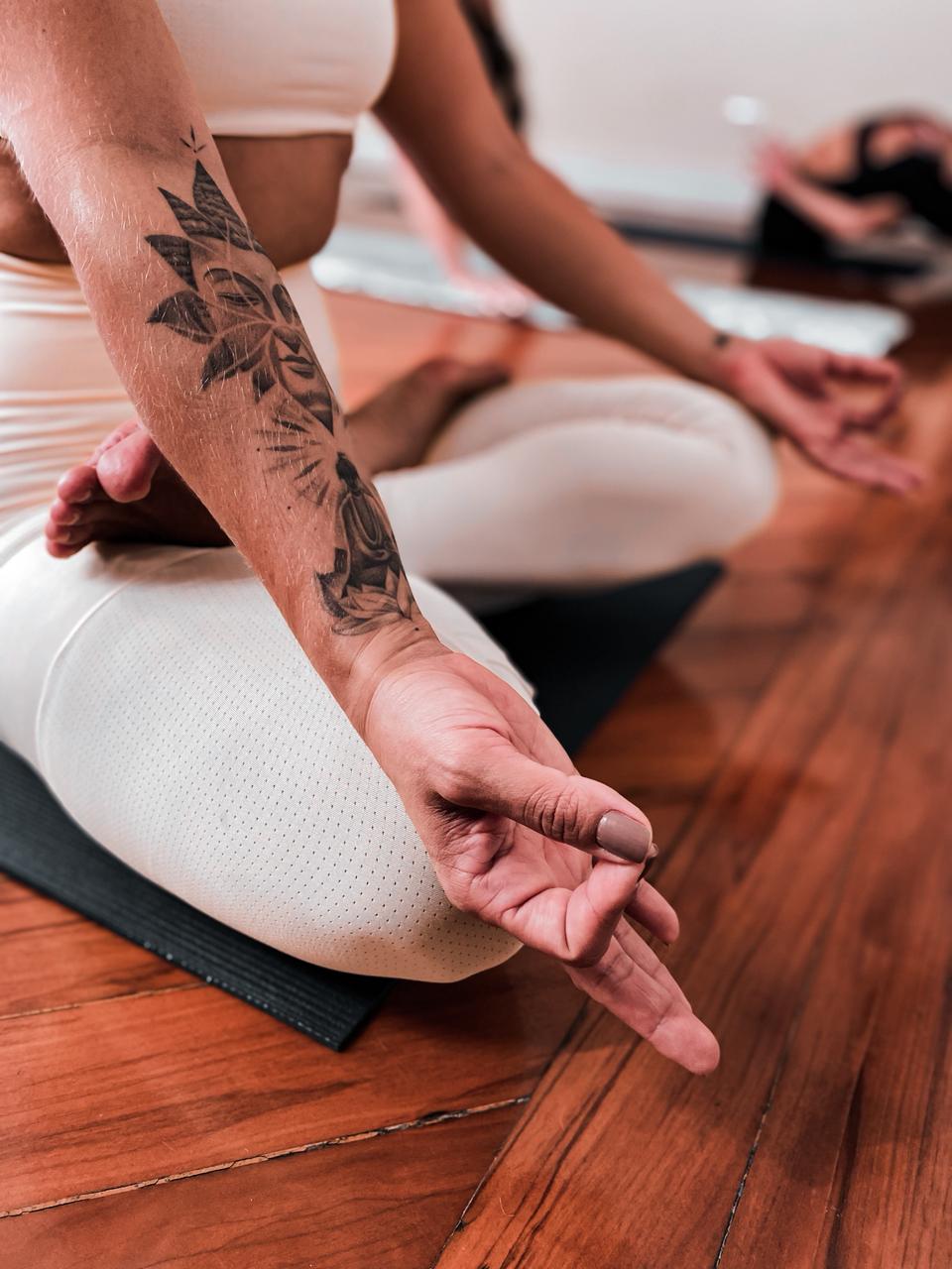 Alunas em momento de meditação no shala